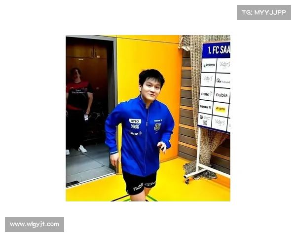 樊振东暂别德甲回国备战全运会 温柔为小球迷签名展亲和力